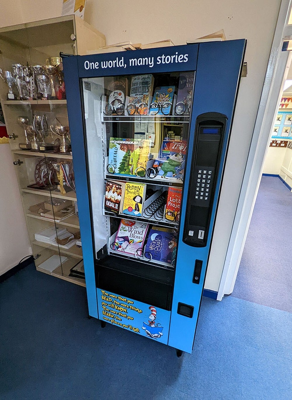 27. Школа награждает детей жетонами, которые можно потратить в книжном автомате