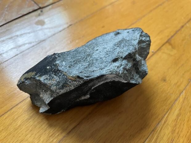 Метеорит упал на жилой дом и пробил крышу