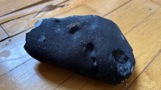 Метеорит упал на жилой дом и пробил крышу