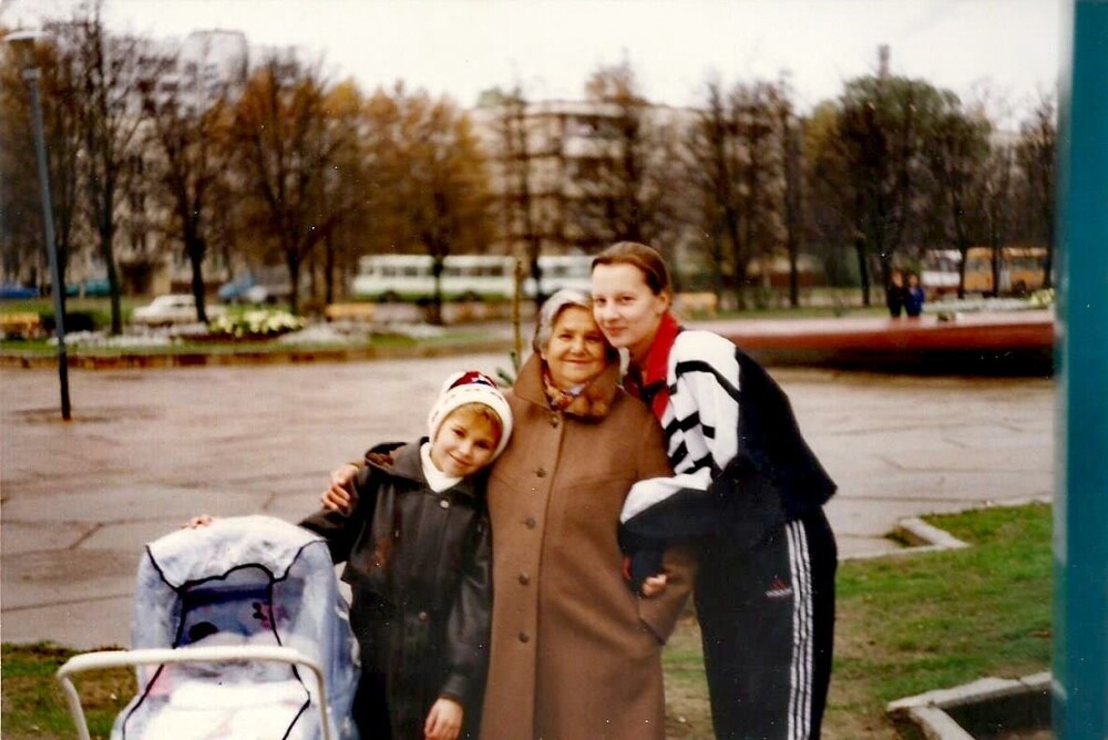 На площади Юности. Зеленоград, 1997 год. Фото из архива: Лины Файзиевой.