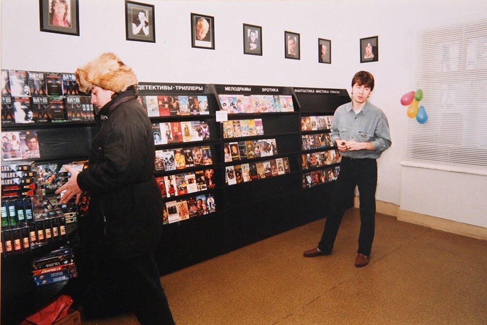 В магазине по продаже видеокассет. Новосибирск, 1998 год.