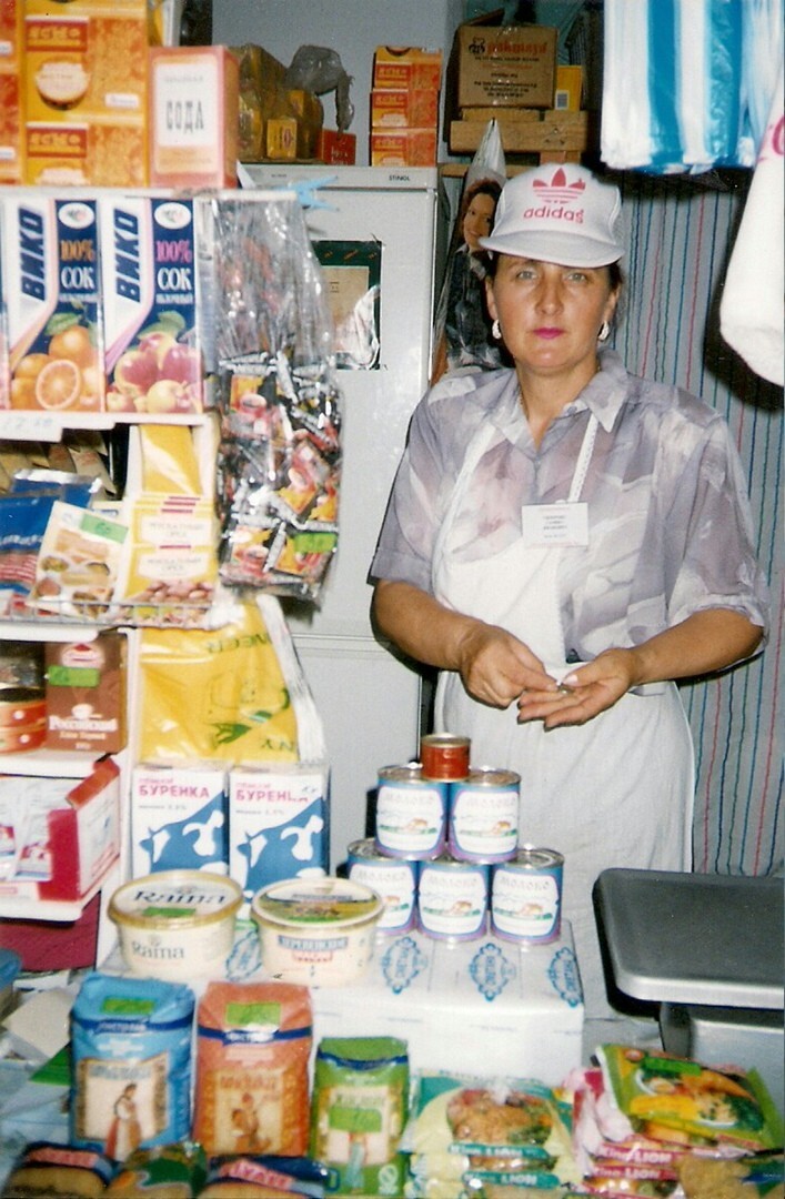 В магазине, 1999 год.