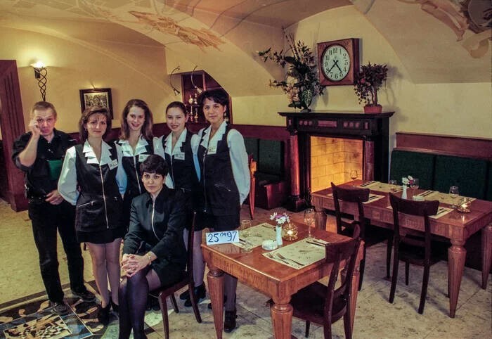 Коллектив ресторана «Сенат-бар». Санкт- Петербург, 1997 год.