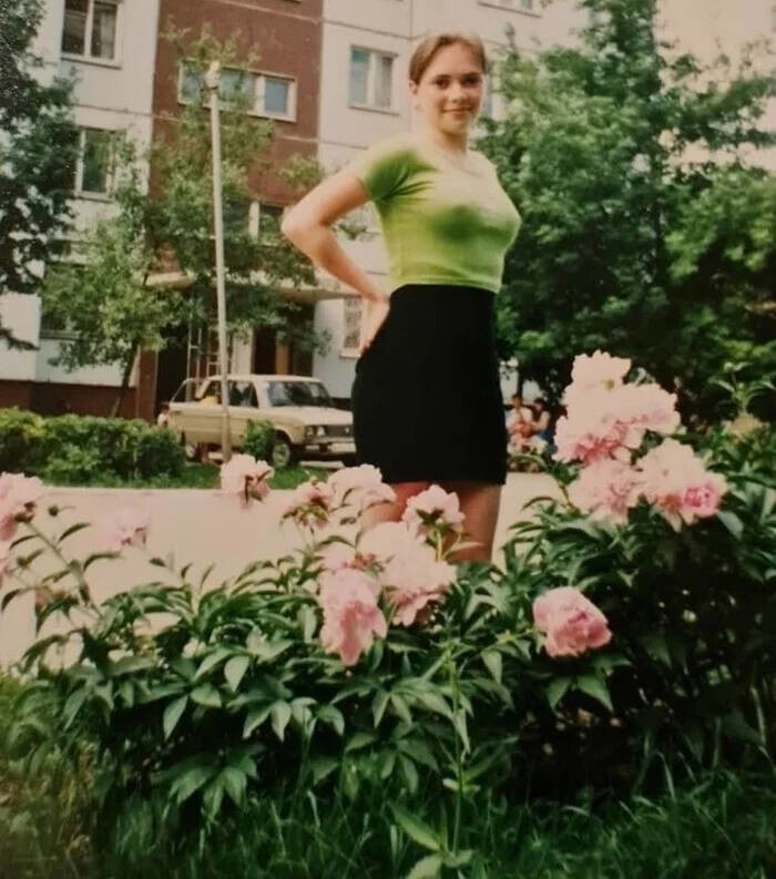 Девушка позирует во дворе дома, 1990-е годы.