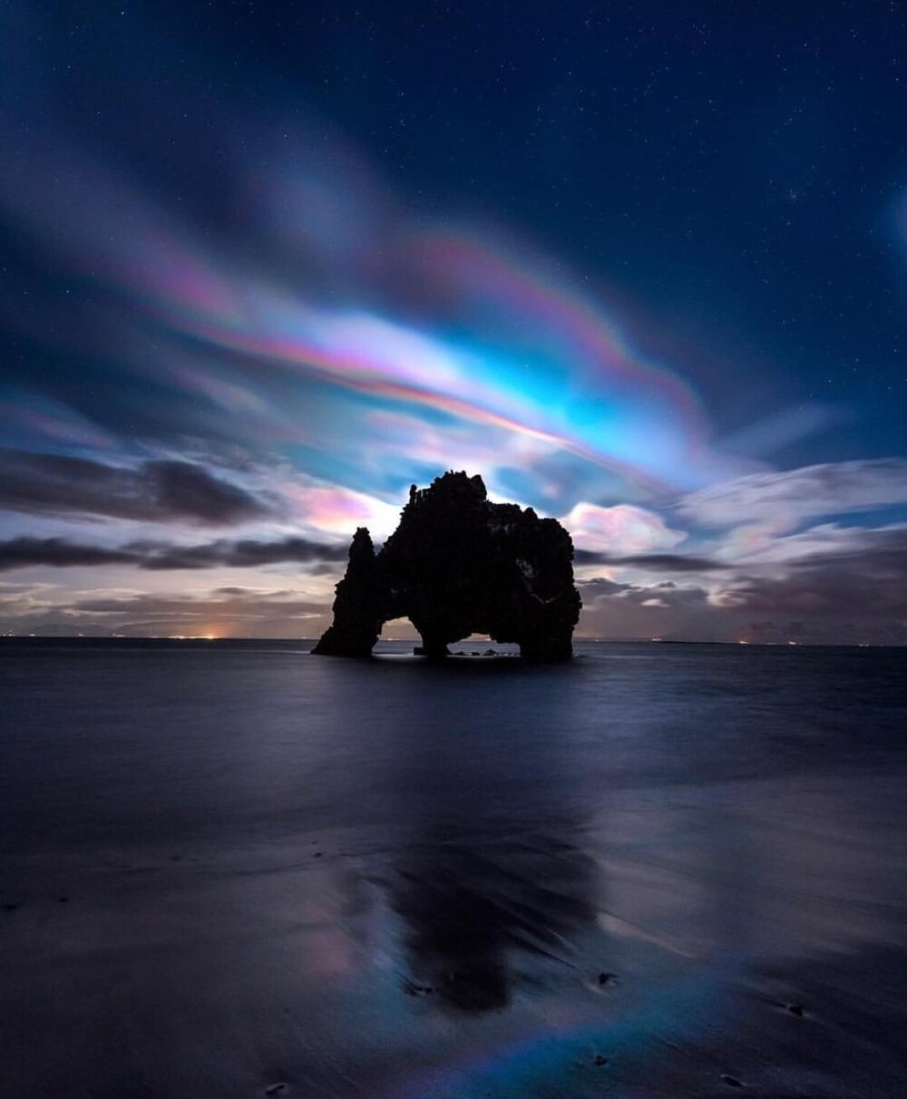 10. Перламутровые облака на закате в Акюрейри, Исландия. Это облака радужного цвета, которые появляются в полярных регионах. Они также известны как полярные стратосферные облака