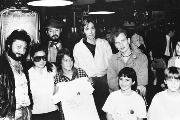 Стас Намин, Йоко Оно с сыном Шоном и участники ансамбля Стаса Намина на пресс-конференции советско-американского спектакля «Дитя мира», 1986