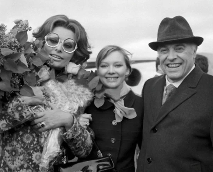 Софи Лорен, Людмила Савельева и итальянский режиссер Карло Понти во время церемонии встречи в аэропорту, 1970 год