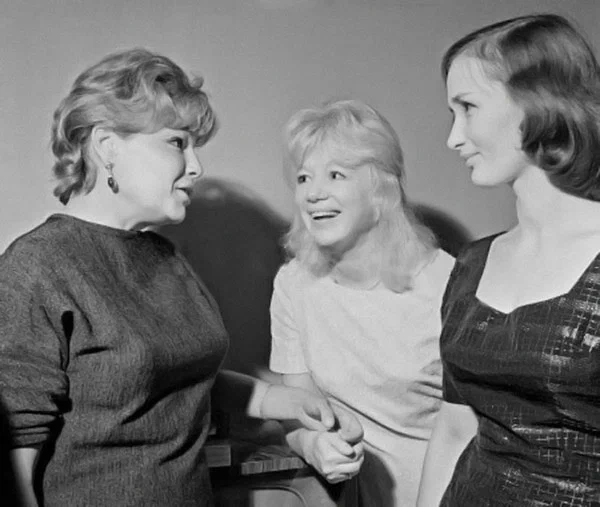 Симона Синьоре, Людмила Шагалова и Зинаида Кириенко во время беседы на III Московском международном кинофестивале, 1963 год