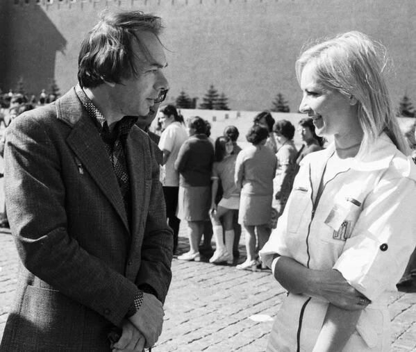 Алексей Баталов и Барбара Брыльска во время прогулки на Красной площади, 1977 год