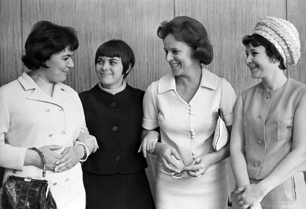 Майя Кристалинская, Гелена Великанова и Тамара Миансарова вместе с Мирей Матье в Кремлевском Дворце съездов, 1967 год