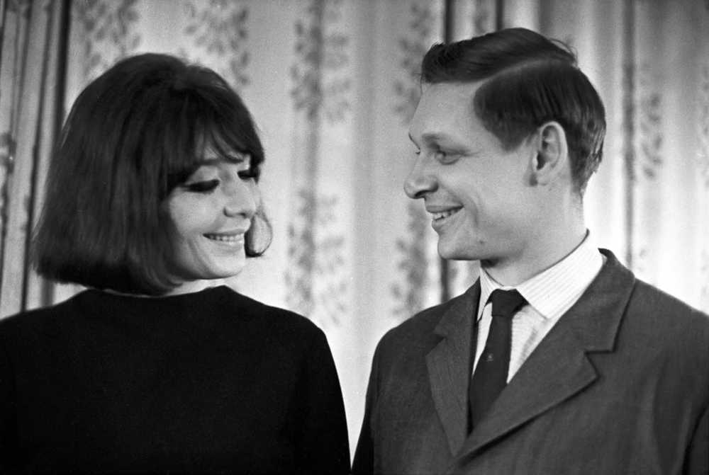 Французская актриса и певица Жюльетт Греко и Эдуард Хиль перед началом концерта, 1967 год