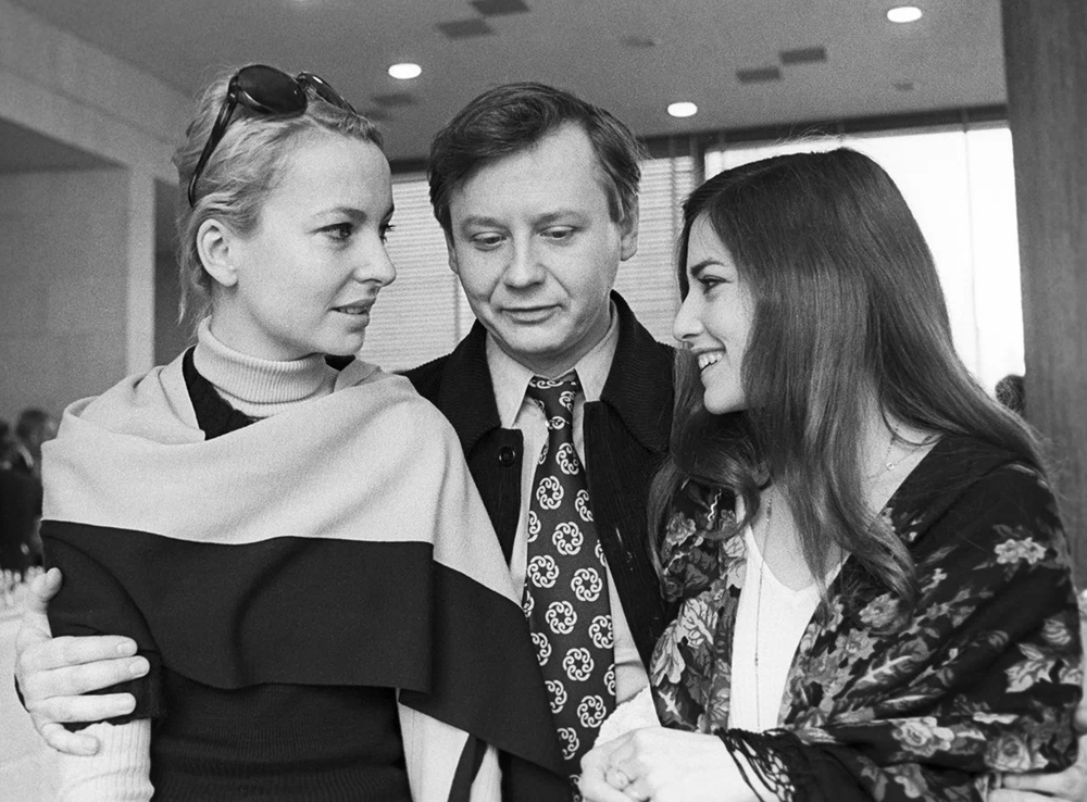 Олег Табаков с французскими актрисами Женевьевой Казиль и Франсуаз Фалькон, 1973 год