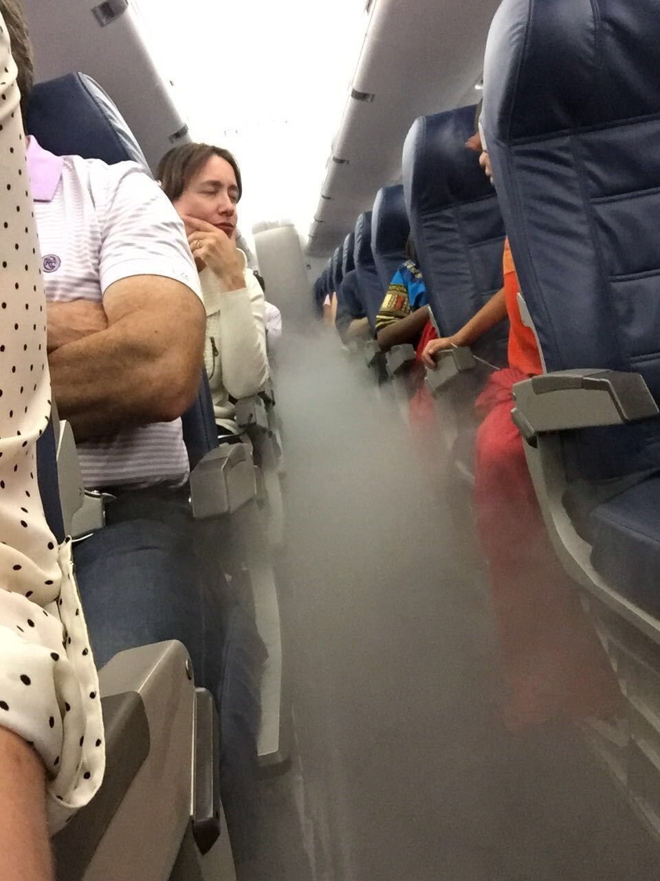 4. Влажность плюс кондиционирование воздуха на борту создали этот туман во время полета