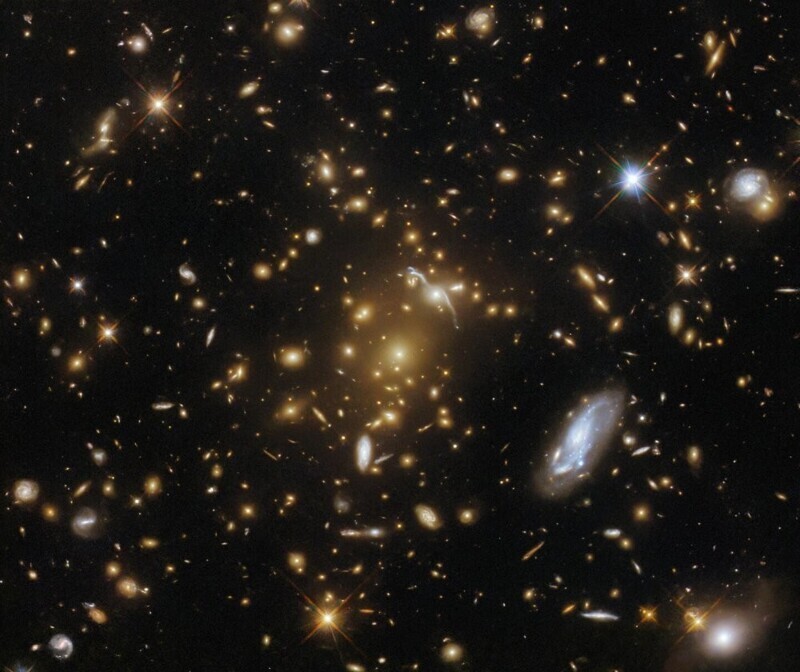 Новое захватывающее фото от телескопа «Хаббл»: огромное скопление галактик