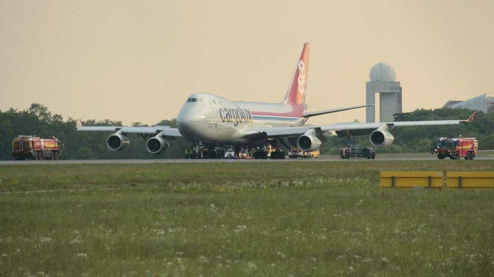 А так у Boeing 747 компании Cargolux отрывает правую стойку шасси