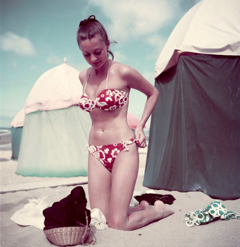 Женщина в бикини на пляже в Довиле, Франция, 1951 год
