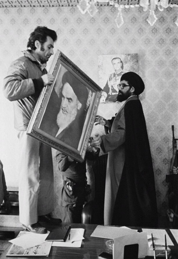 Исламские революционеры заменяют портрет шаха портретом аятоллы Хомейни во дворце Ниаваран, Тегеран, 1979 год