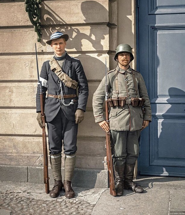 Немецкий солдат и финский белогвардеец возле театра в Хельсинки, 19 апреля 1918 года