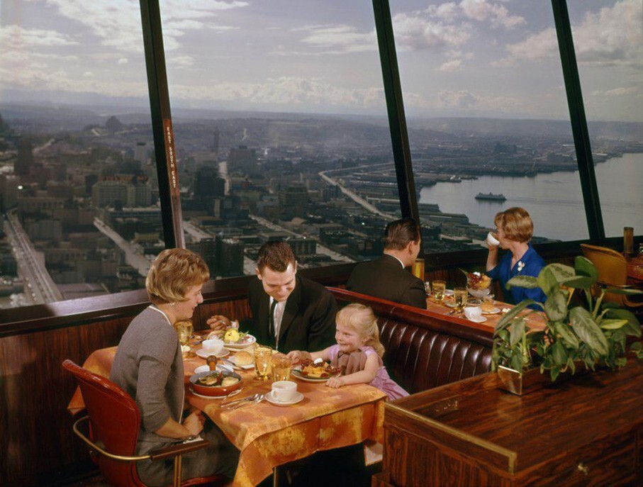 В ресторане SkyCity, 1966 год, Сиэтл, США