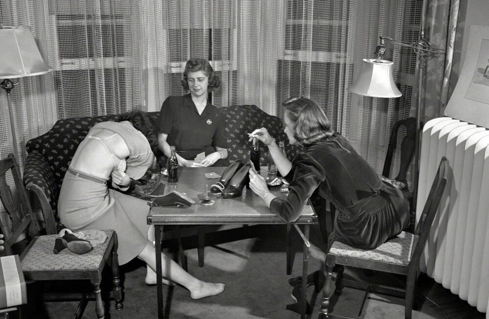 Девушки играют в карты на раздевание, 1941 год