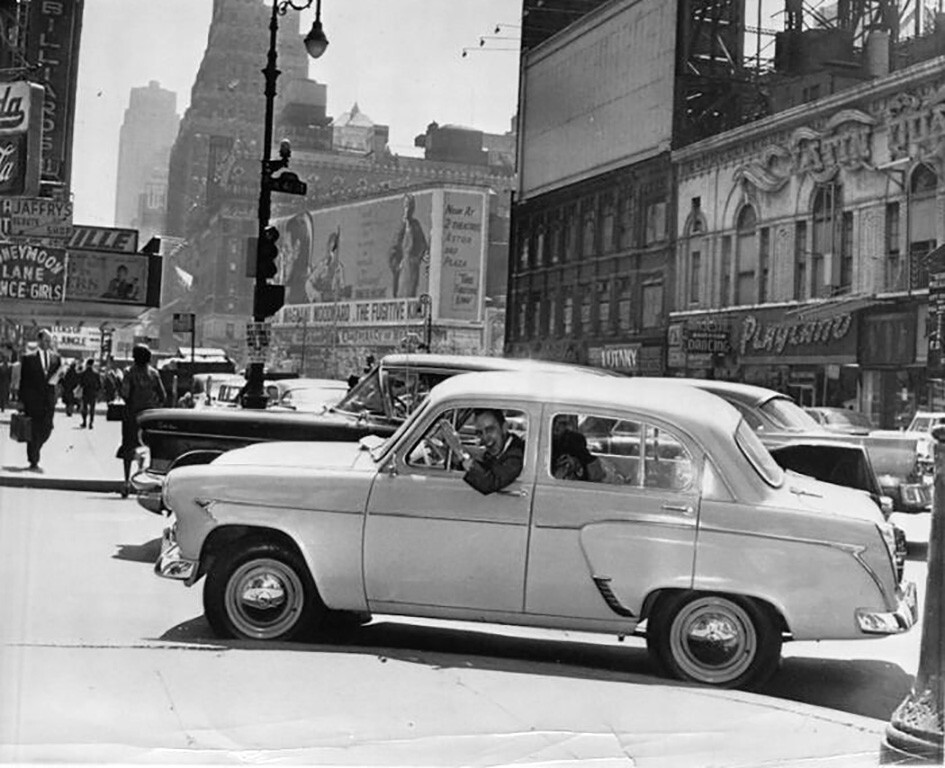 Явление советского автомобиля Москвич-407 в Нью–Йорке. США. 1960 год