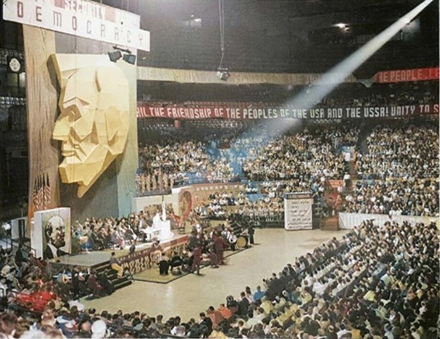 Съезд компартии США в Чикаго. На сцене портреты Линкольна, Ленина и Сталина. Видны лозунги провозглашающие дружбу между народами СССР и США. Май, 1938 года