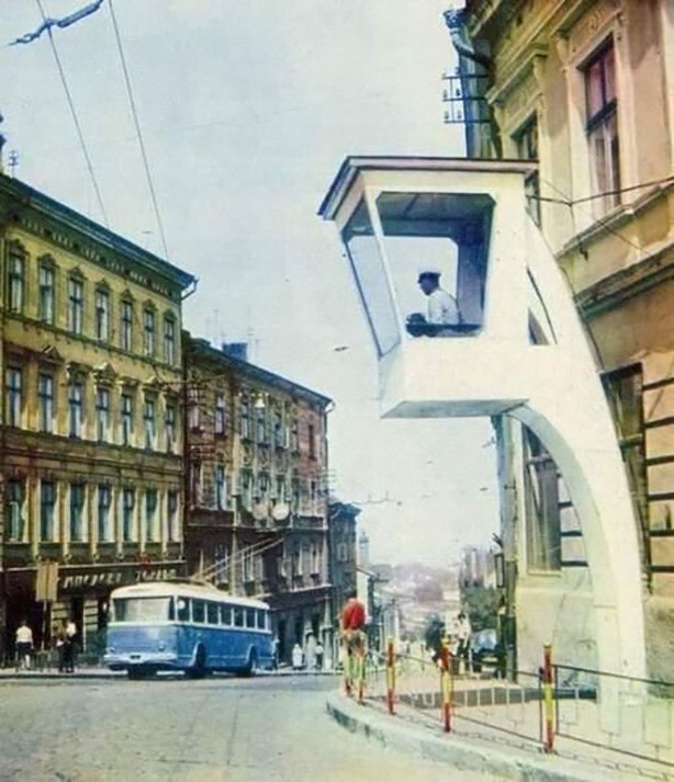 Пост ГАИ (стеклянный) в стиле модерн на улице Гагарина. Черновцы, Украинская ССР, СССР. 1971 год