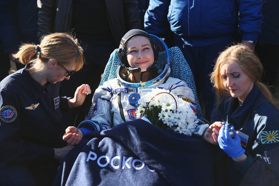 Актриса Юлия Пересильд показала, как мыла голову в космосе