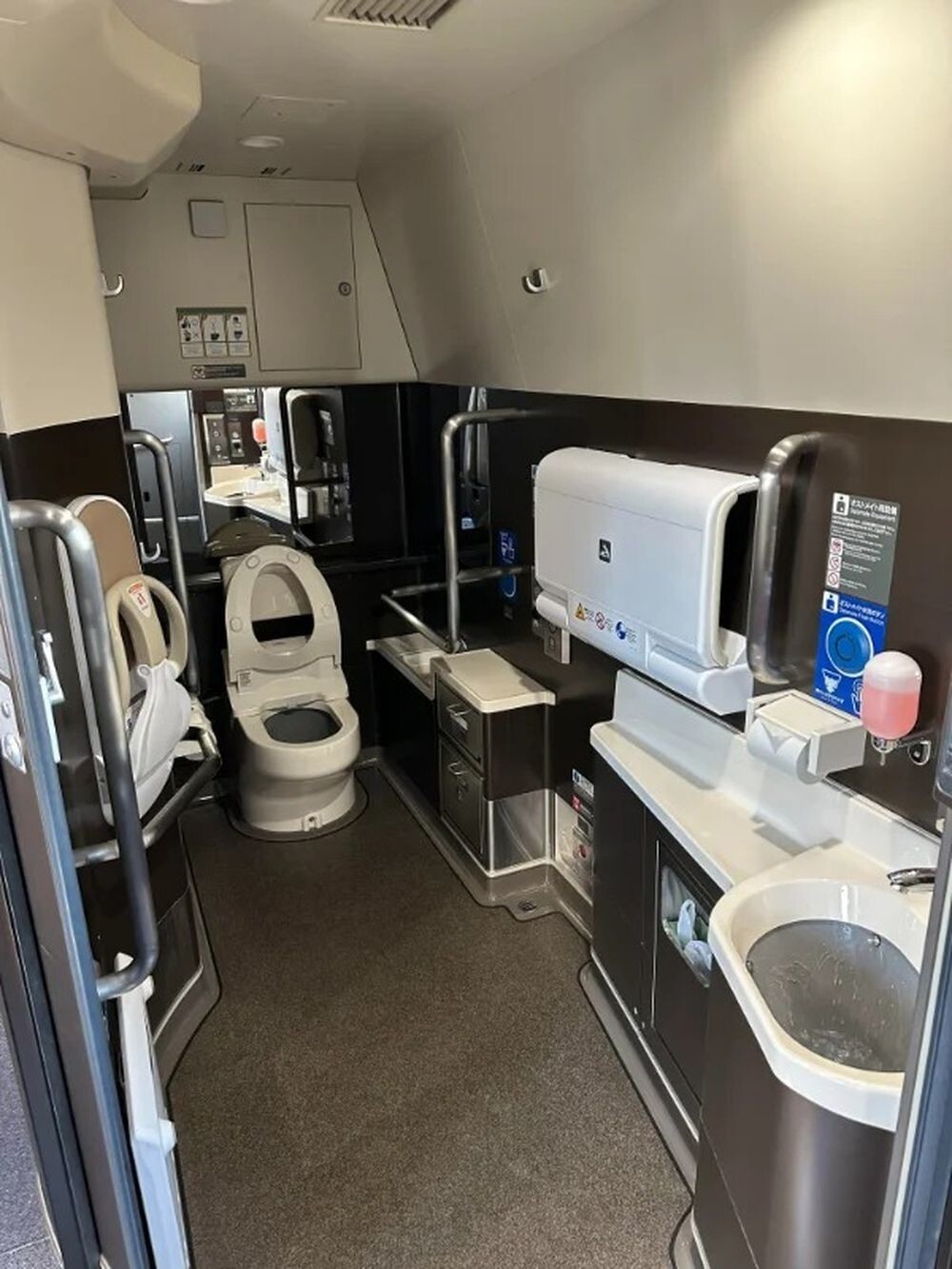 12. Так выглядит туалет для пассажиров 1-го класса в японском сверхскоростном поезде