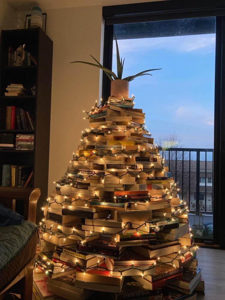 1. В этом году я сделал праздничную елку из книг