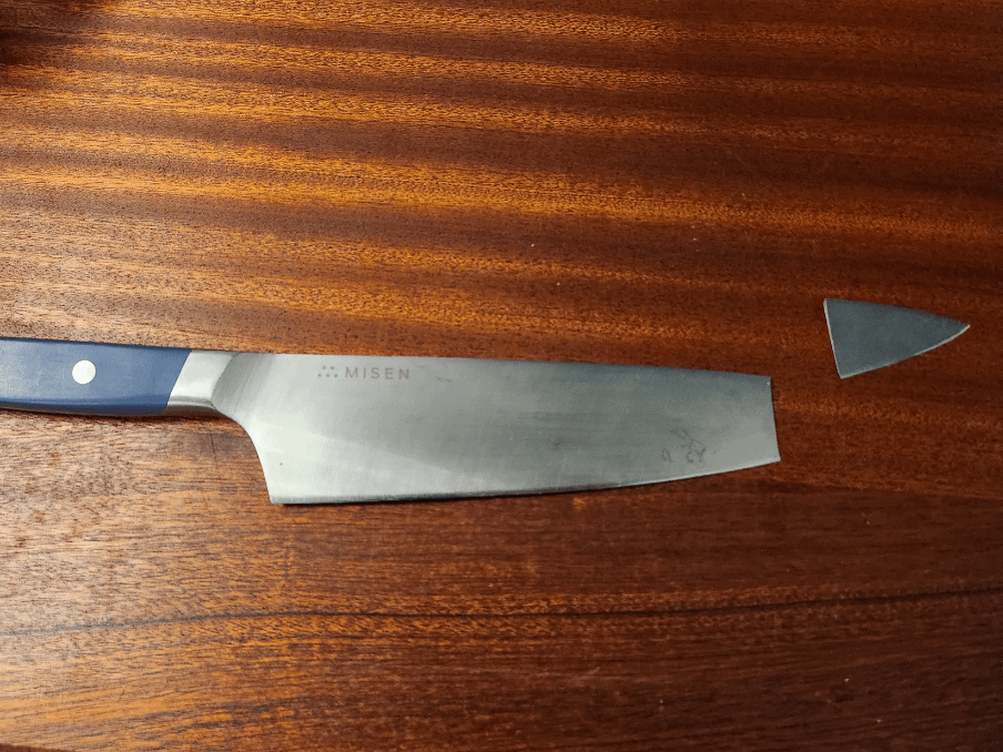 2. Я уронил нож, который купил год назад, и у него сломался кончик. Я связался с производителями, и они вернули мне деньги