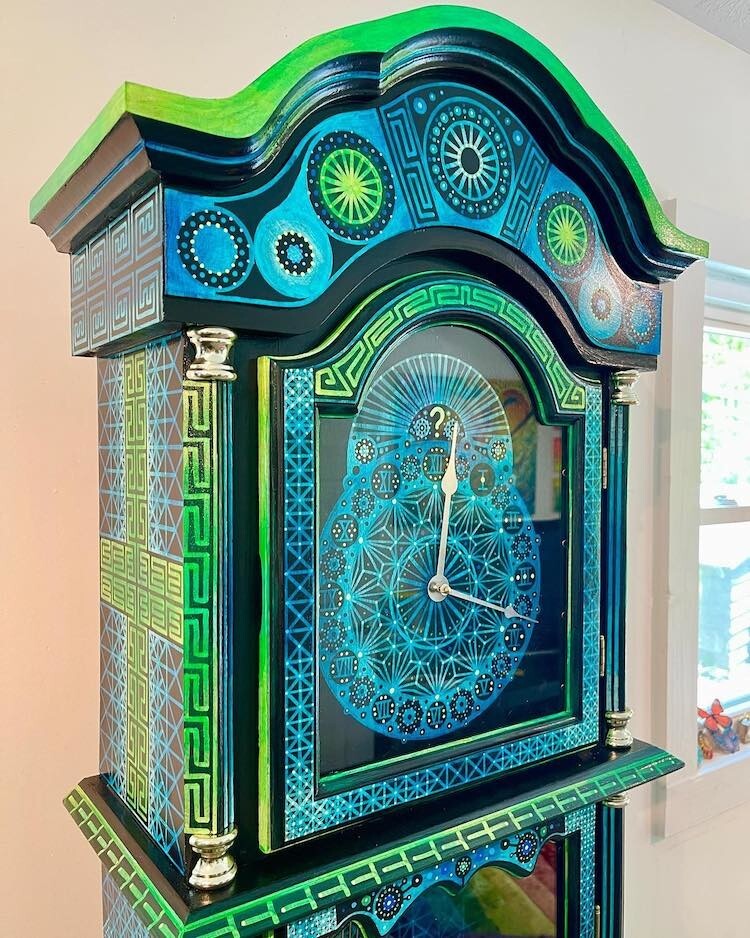 Художник превратил часы с барахолки в произведение искусства