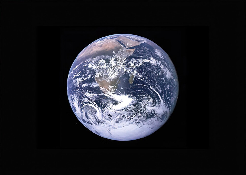 1. Земля плоская, и из космоса она кажется «шариком» только из-за того, что гравитация искажает свет