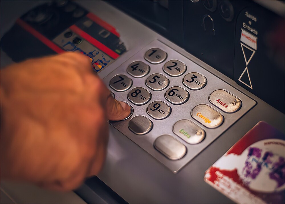 11. Если вас ограбят у банкомата, нужно ввести свой PIN-код задом наперёд. Это позволит вам снимать деньги как обычно, но «предупредит» полицию, которая немедленно отправит к вам патрульную машину