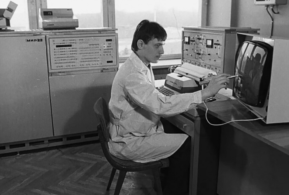 Компьютер "Мир - 1". Этот «Мир» второго поколения, один из первых персональных компьютеров.