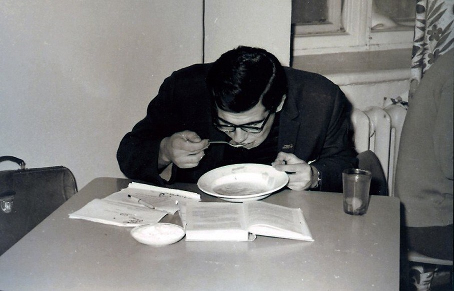 Сергей Викторович Лавров, студент МГИМО, обедает в столовой. конец 60-х