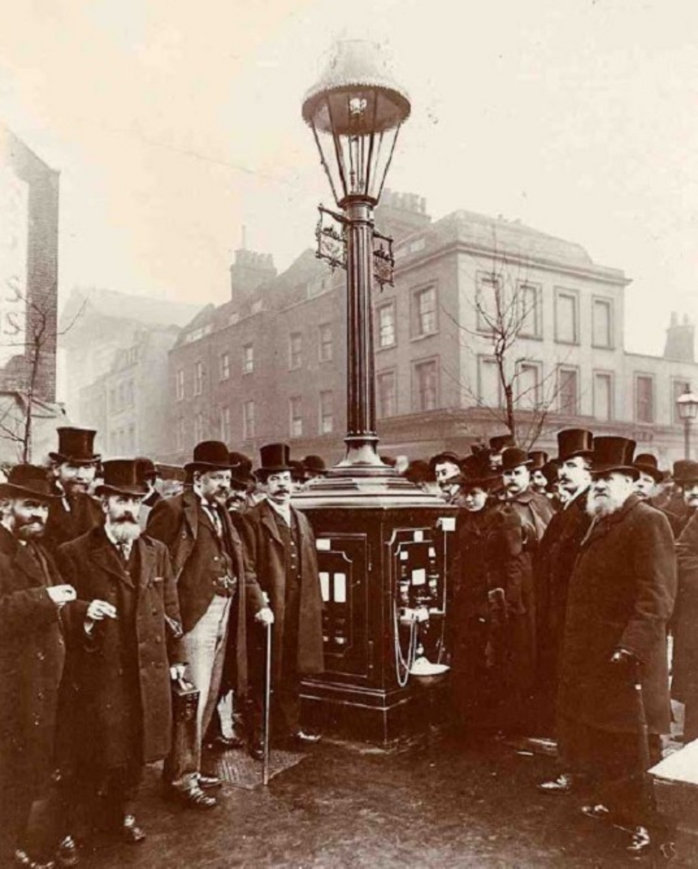 Как в Викторианской Англии сделали из уличных фонарей первые торговые автоматы