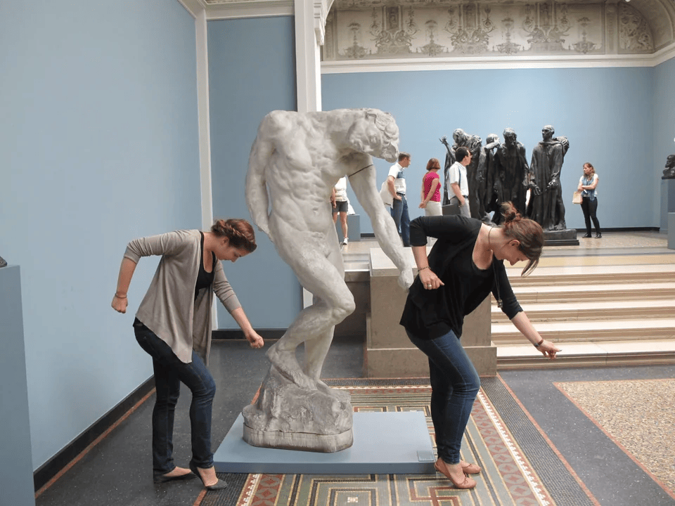 Эти люди точно знают, как правильно фотографироваться со статуями