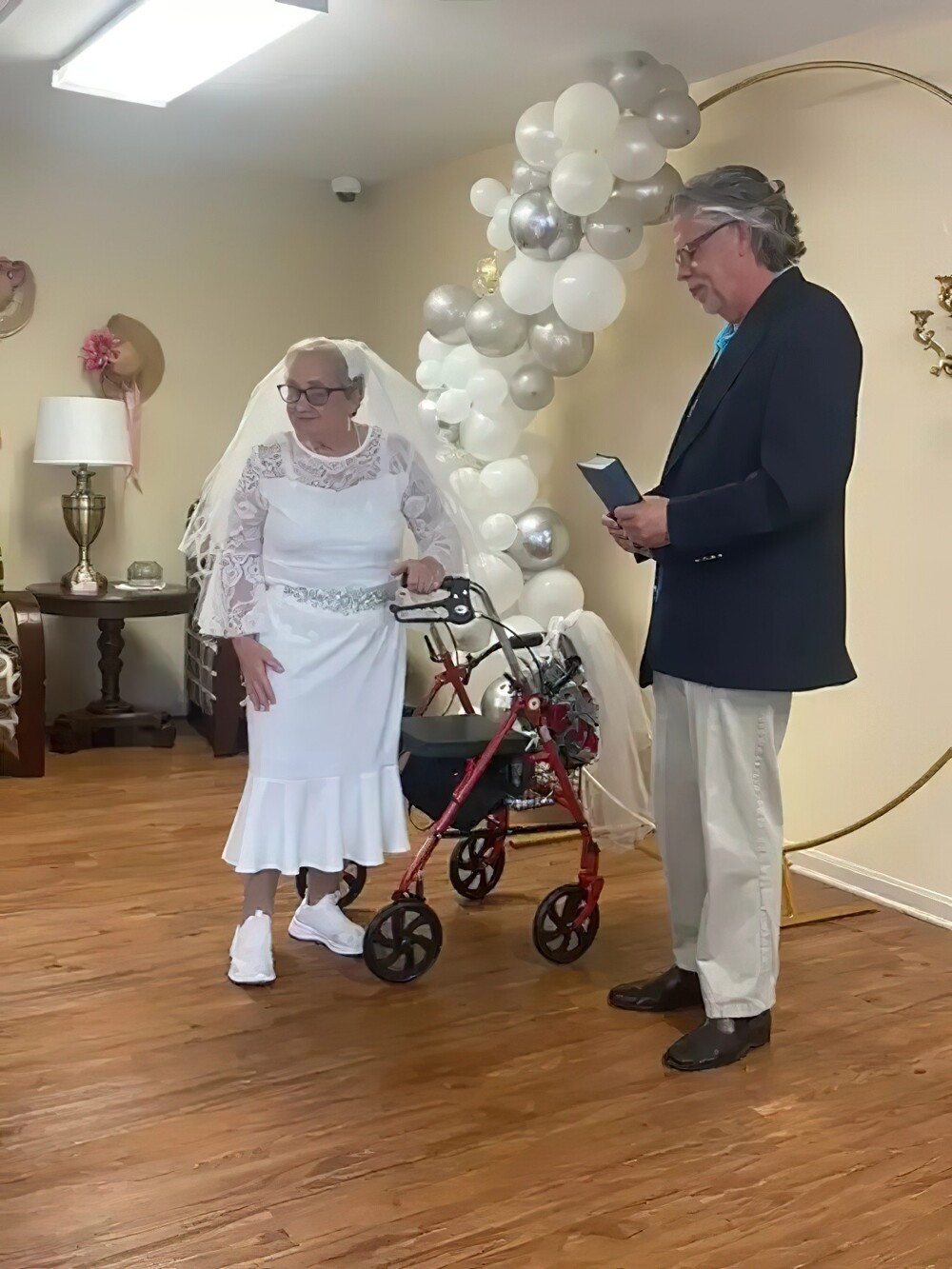 77-летняя женщина вышла замуж за саму себя и надела свадебное платье своей мечты