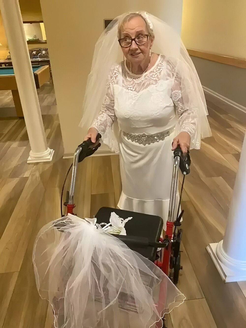 77-летняя женщина вышла замуж за саму себя и надела свадебное платье своей мечты