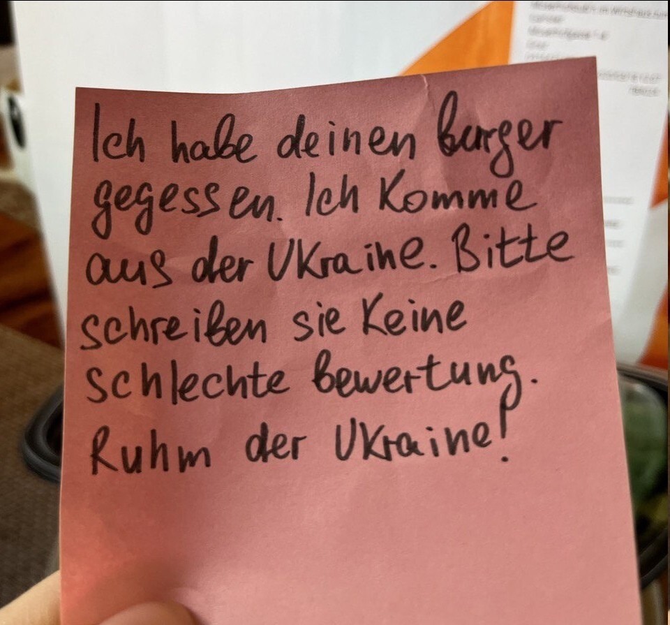 Украинец, устроившийся на работу в фастфуд в Австрии, был немногословен: «Я съел твой бургер. Я из Украины. Не пишите плохой отзыв. Слава Украине!»...А мог бы и навалить вам в бургер. Но не сделал этого