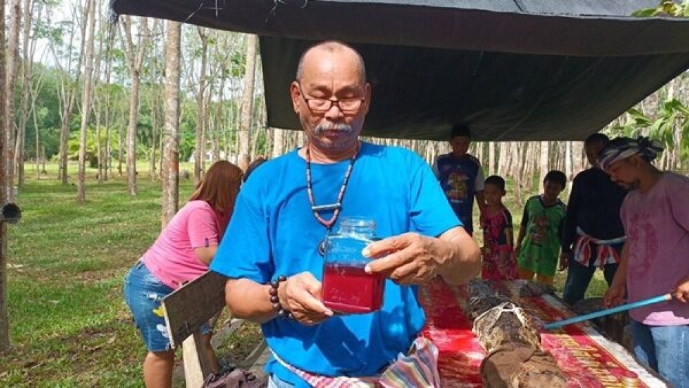 Таец пьёт крокодиловую кровь для «поддержания здоровья»