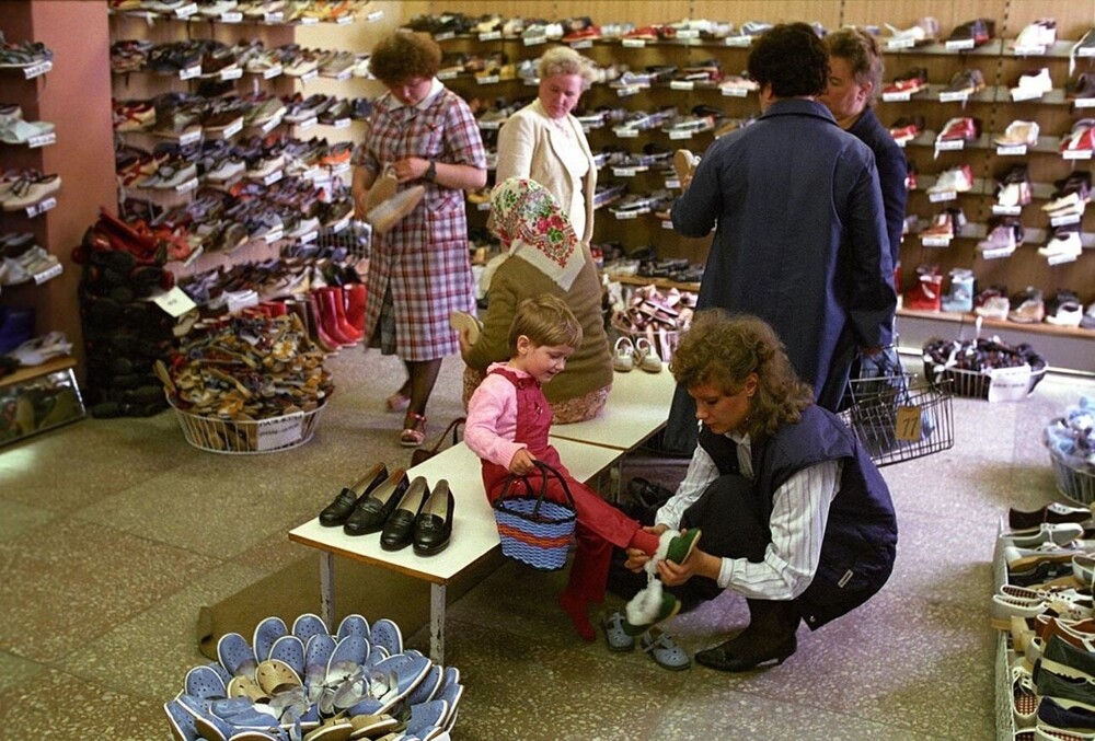Примерка в обувном магазине города Советска в Калининградской области, 1988 год