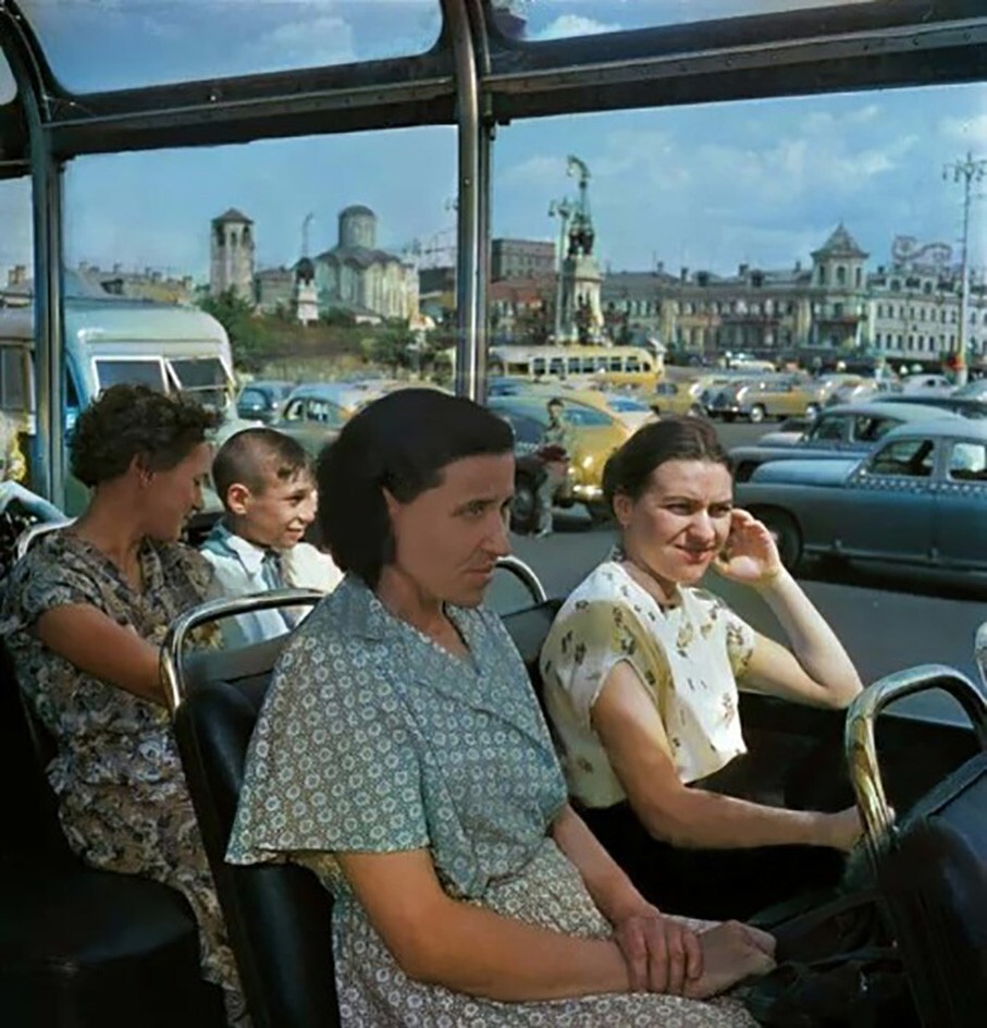 Пассажиры в троллейбусе на Тверской Заставе, 1956 год