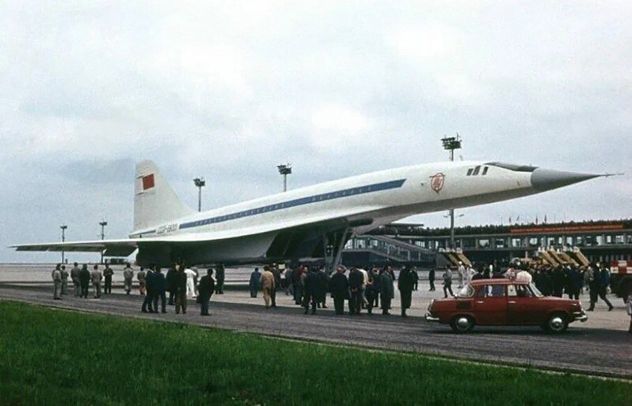 Советский сверхзвуковой пассажирский лайнер Ту-144 в Праге, 1971 - символ самых передовых технологий!