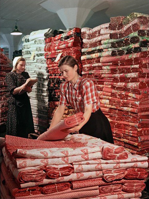 Cтахановки Ивановской ткацкой фабрики Антонина Марфина (справа) и Александра Морозова упаковывающие рулоны тканей.