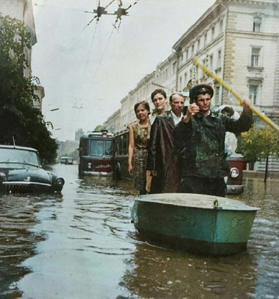 По Mocкве на лодкe. Haводнение на peке Heглинной, 1959 год