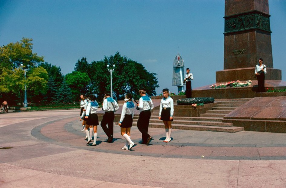 Почётный караул у памятника Неизвестному матросу. Одесса 1977 год