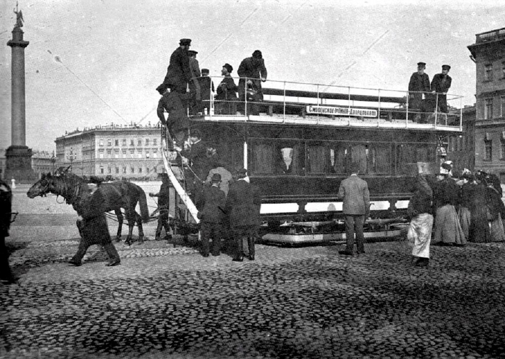 Остановка конки на Дворцовой площади. 1900 год