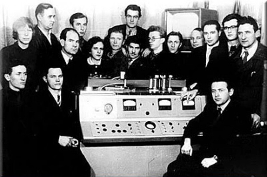 24 декабря 1959 года Госкомиссия приняла первый опытный образец видеомагнитофона КМЗИ-4